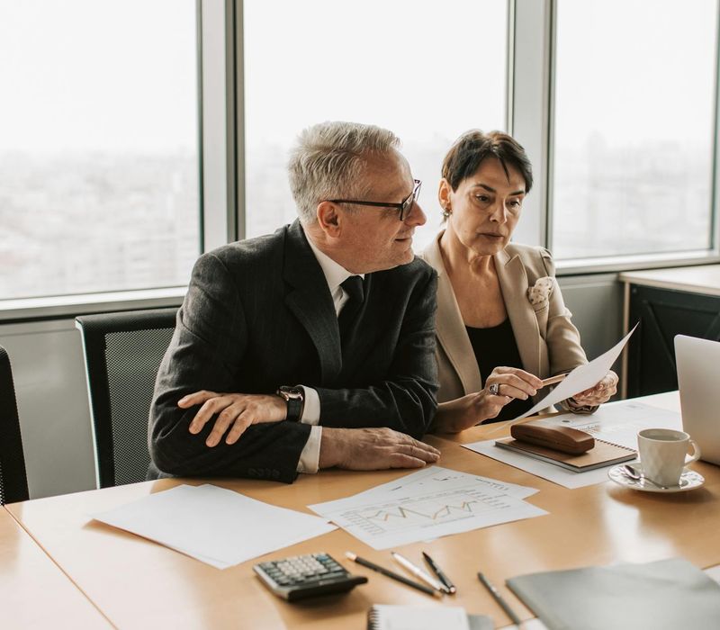 Large conference hall filled with finance industry attendees